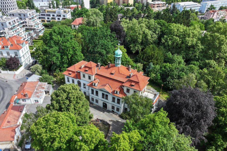 Seznamte se: Regina Loukotová, architektka, rektorka, zakladatelka vysoké školy architektury ARCHIP a naše kandidátka 3 Seznamte se: Regina Loukotová, architektka, rektorka, zakladatelka vysoké školy architektury ARCHIP a naše kandidátka - Clanek skola skolka 900 x 600 px 4