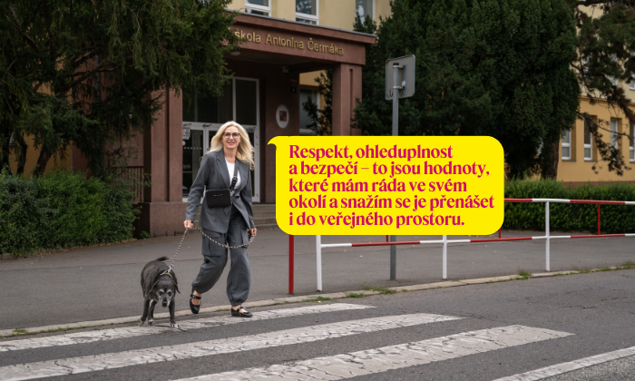 Seznamte se: Helena Krausová | členka Kulturní komise, maminka 4 synů a naše kandidátka na Praze 6 2 Helena Krausová před ZŠ Antonína Čermáka.
